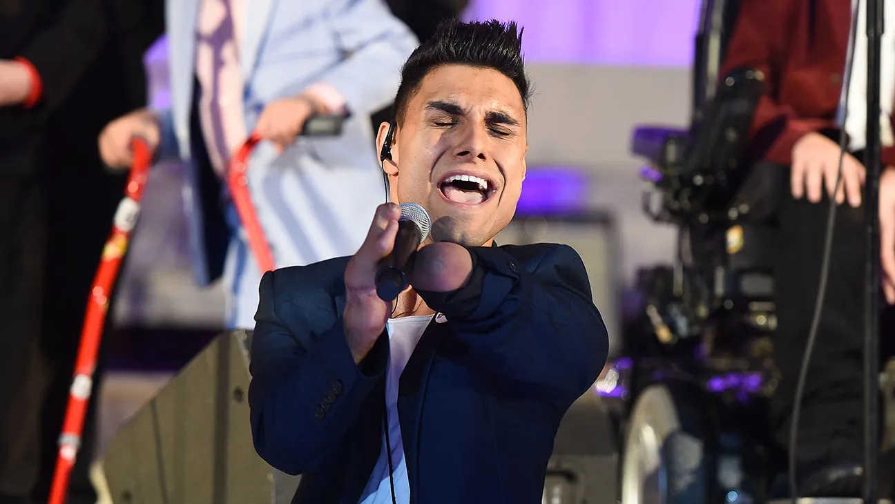 Emmanuel Kelly live at FIFA halftime